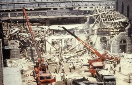 Urenlang werd nog naar slachtoffers gezocht, tevergeefs. Foto: Public Domain