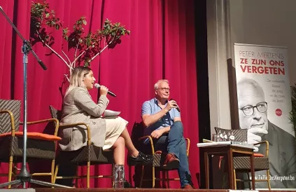 PVDA-voorzitter Peter Mertens in gesprek met Manal Toumi, districtraadslid in Deurne op de lokale boeklancering van 'Ze zijn ons vergeten'.