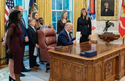 President Trump stelt Amy Coney Barrett (achter hem) aan de pers voor. Foto: Office of the President/Public Domain