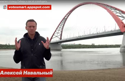 Alexei Navalny in zijn YouTube aflevering over corruptie in Novosibirsk, opgenomen enkele dagen voor zijn vergiftiging (2020). Foto: screenshot YouTube Alexei Navalny