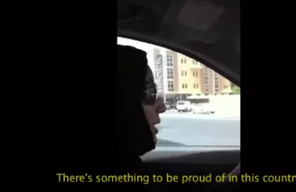Manal Al Sharif becommentarieert haar land terwijl ze met de wagen rijdt. Foto: screenshot YouTube