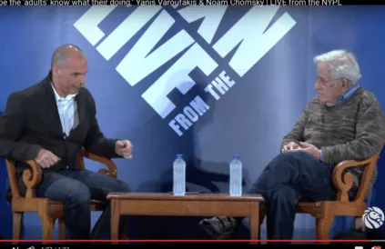 Varoufakis tijdens een gedachtenwisseling met Noam Chomsky over zijn ervaringen als minister, in de New York Public Library op 26 april 2016 (youtube still)