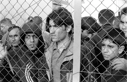 Vluchtelingen in het detentiecentrum Fylakia in de Griekse provincie Evros aan de grens met Turkije. Het sluiten van de Turks-Griekse grens in 2010 verplaatste de vluchtelingenstroom over zee naar de Griekse eilanden. Foto Ggia/CC BY-SA 3:0