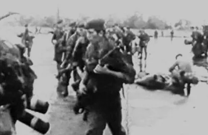 Belgische para's landen in 1964 in Stanleyville voor een humanitaire operatie, het 'beschermen van Belgen' tegen gijzelingen, die - klein detail - pas begonnen nadat en omdat zij de opstandelingen begonnen te bombarderen. 