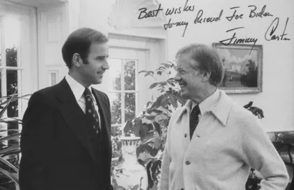 In 197Z begon hij als jongste senator zijn loopbaan . in 2021 wordt hij oudste VS-president ooit (hier met president Carter in 1979). Foto: US Senate/Public Domain