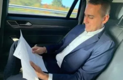 Minister van Binnenlandse Zaken Luigi   di Maio van M5S in zijn ministeriële  'auto blu'. Foto: cisiamo.info