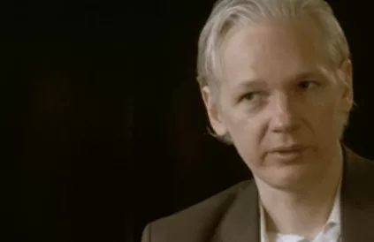 John Pilger interviewde Julian Assange in 2011. Screenshot: johnpilger.com