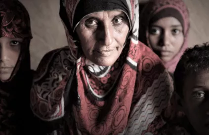 Een vrouw met haar kinderen in Hajjah gouvernement in Jemen. Foto: Ahmed Al-Fadeel / Oxfam.