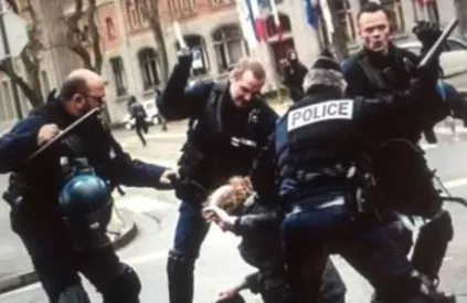 Een Frans wetsvoorstel wil filmen van politiegeweld strafbaar maken. In België mag het (nog). De politie denkt van niet, wat Ibrahima ondervond. Foto: rebellyon.info