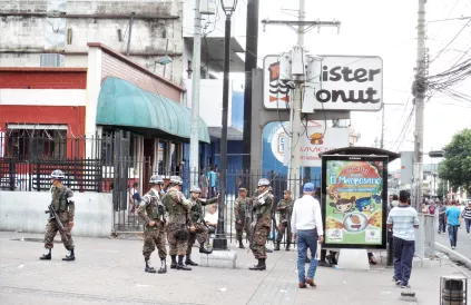 Soldaten patrouilleren in San Salvador
