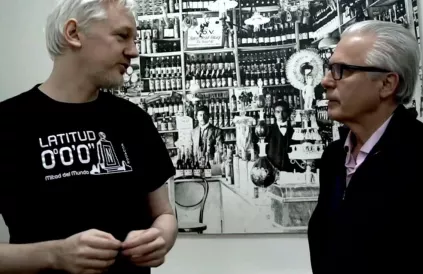 Baltasar Garzón met Julian Assange in de ambassade van Ecuador in Londen. Foto: lamiradasemanal.cl