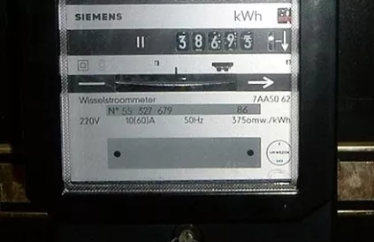 elektriciteitsmeter met een terugdraaiende teller