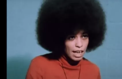 Angela Davis tijdens het enige tv-interview gedurende haar gevangenschap in 1971-1972. Foto: screenshot YouTube