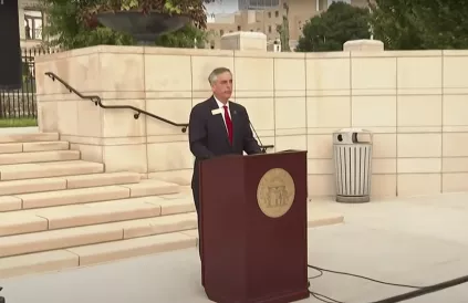 Brad Raffensperger, de ambtenaar die Trump 'moedig' weerstond, liet 198.000 kiezers schrappen voor de senaatsverkiezingen van 5 januari 2020 in Georgia. Screenshot YouTube gregpalast.com