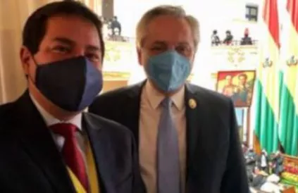 Andrés Arauz is links presidentskandidaat in Ecuador op 7 februari 2021, hier naast president Alberto Fernández (rechts) van Argentinië. Foto: twitter @ecuarauz