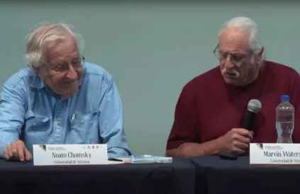 Noam Chomsky (l) en Marv Waterstone. Screenshot YouTube Colegio de Sonora