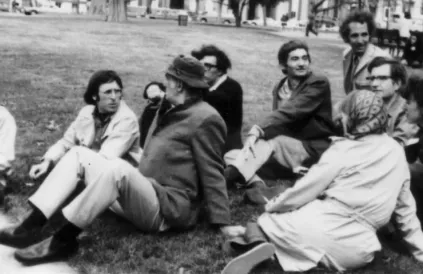 Noam Chomsky (tweede rechts) in Washington DC in 1971. Schuin achter hem Daniel Ellsberg, klokkenluider over de leugens achter de oorlog tegen Vietnam. Links naast Ellsberg Howard Zinn. Foto: howardzinn.org