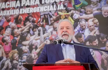 Lula na zijn vrijspraak. Slogan op de achtergrond "Vaccins voor iedereen, noodhulp nu!". Foto: pt.com.br