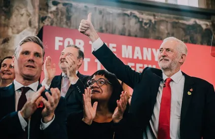 Keir Starmer (links) en Jeremy Corbyn op het verkiezingscongres van Labour van 31 oktober 2019. Foto: Labour/CC BY 01