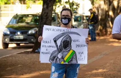 Een betoger eist de afzetting van Bolsonaro (en vice-president Mourão). Foto: Angela Marcio/Shutterstock