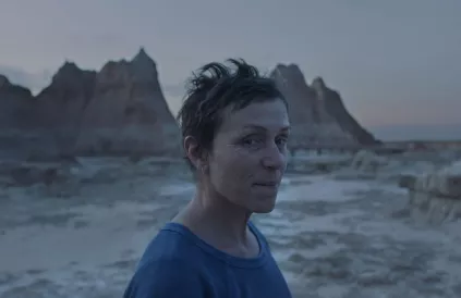 Chloé Zhao's Nomadland: On the road, weg van de tirannie van de dollar.