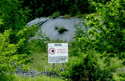 Afgedekte hoopje vervuilde grond vlabij 3M