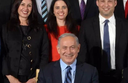 Eerste minister Netanyahu in betere tijden (2015), rechts achter hem minister van onderwijs Naftali Bennett. Foto: Avi Chayon/GPO Irasel.CC BY-SA 3:0