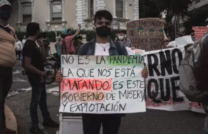 "Het is niet de pandemie die ons vermoordt maar deze regering van miserie en uitbuiting". Foto: Colombia Informa
