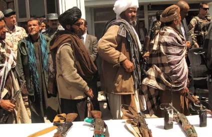 Talibanstrijders in Kabul in 2012. Ze gaven toen hun wapens af aan de regering van de Islamitische Republiek van Afghanistan tijdens een reïntegratie ceremonie. Foto: isafmedia, Wikimedia Commons / CC BY 2.0 (More information about the rights of this wor