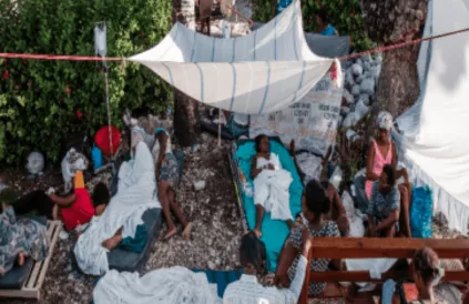 Haïtianen behelpen zich met tentzeilen. Foto: UNICEF Haiti
