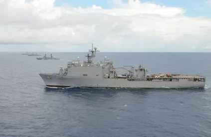 USS Ashland in de Filipijnse Zee. Foto: Naval Suface Warrriors/CC BY-SA 2:0