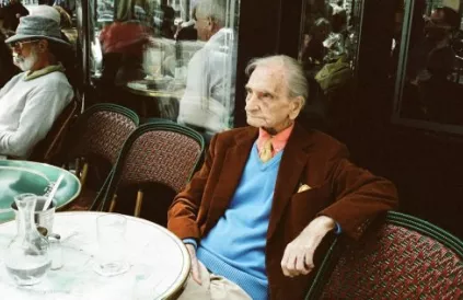 Albert Cossery tijdens zijn geliefkoosde  (en enige) tijdverdrijf met een koffie op een terras in Saint-Germain-des-Prés. Foto: fleurdepluieblog.wordpress.com