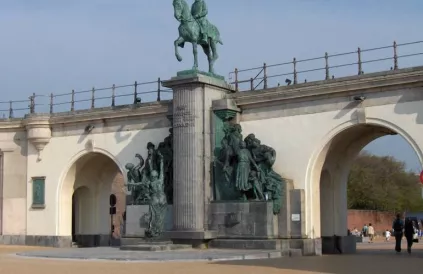Het monument van Leopold II in Oostende. Links de dankbare bevrijde slaaf zonder linkerhand... Foto: Georges Jansoone/CC BY-SA 3:0