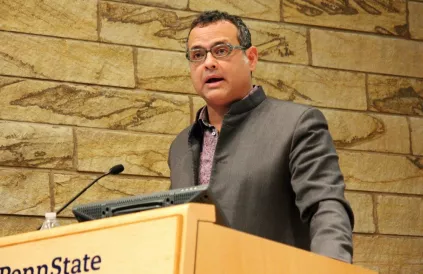 Vijay Prashad tijdens een lezing voor Penn State University in 2016. Foto: Sarah Lyall-Combs/news.psu.edu