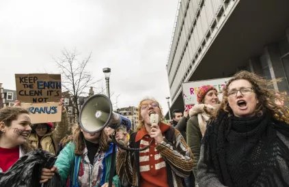 Massale bijeenkomst in Brussel tijdens de klimaatstaking op 15 maart 2019.  Op 10 oktober  2021 terug in Brussel. Foto: ©Ali Selvi