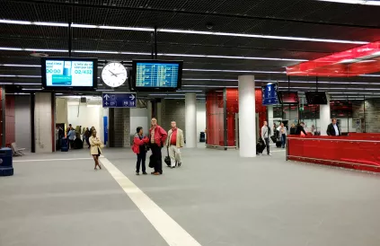 In plaats van het treinticket naar de luchthaven goedkoper of gratis bij het vliegtuigticket aan te bieden, vraagt de NMBS een toeslag van €5:50, omdat de privé-sector mee deze treinverbinding heeft gefinancierd. Privé, efficiënter en goedkoper? In i