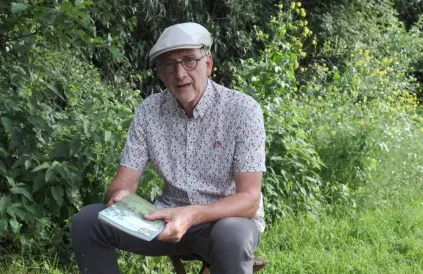 Lezen in de boomgaard. Foto: ericboydens.be