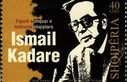 Ismail Kadare - Prominent figuur van de Albanese literatuur. Postzegel van 2011. Foto: Public Domain