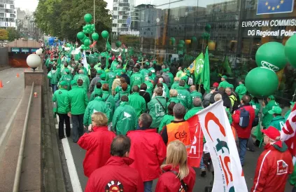 Rode ABVV en groene ACV-betogers in 2010. Foto: Gérald Garitan/CC BY-SA 3:0