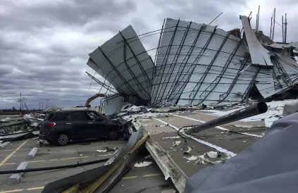 Ingestorte deel van het Amazon-depot in Edwardsville, Illinois. Foto: National Weather Service St. Louis/Public Domain
