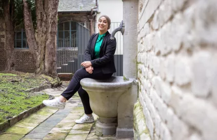Hafsa verpoost even bij een fontein in het stadhuis. Foto: Stijn Noppen