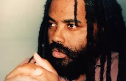 Mumia Abu-Jamal ergens in de jaren 1980. Foto: popularresistance.org