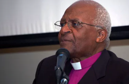 Foto: Cmdr. J.A. Surette, U.S. Navy African Anglican Archbishop Desmond Tutu delivered a speech at the first International Ethics Conference at the University of Botswana. (U.S. Navy photo by Cmdr. J.A. Surette/Released)