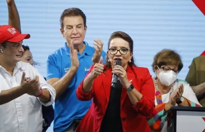 Xiomara Castro kondigt haar overwinning aan - links achter haar vice-presidentskandidaat Salvador Nasralla die in 2017 nog van zijn overwinning werd gehouden. Foto: globaltimes.cn