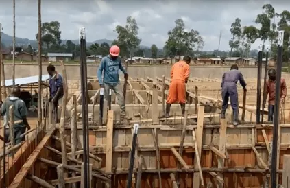 Bouwvakkers op de UNICHIR-werf in Beni, Congo DRC. Screenshot: unichr.africa