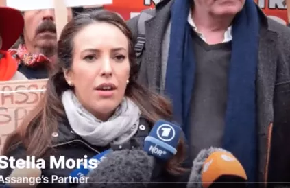 Stella Morris voor de High Court. Foto: Twitter @DEAcampaign