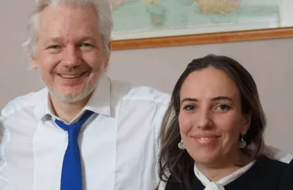 Stella Morris met haar partner Julian Assange. Foto: WikiLeaks