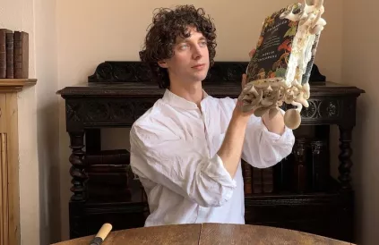 Ook boeken kunnen beschimmelen. Foto: melvinsheldrake.com