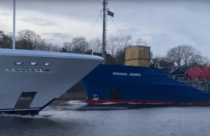 Luxeyacht Graceful passeert vrachtschip Indiana Jones :-) op het Kielkanaal op de terugweg naar Kaliningrad. Meer dan symbolisch. Screenshot YouTube
