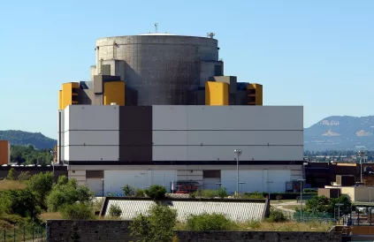 De Franse kweekreactor Superphenix werd in 1998 na 13 jaar technisch falen stilgelegd. Afbraak zal duren tot 2027. Foto: Yann Forget/CC BY-SA 4:0